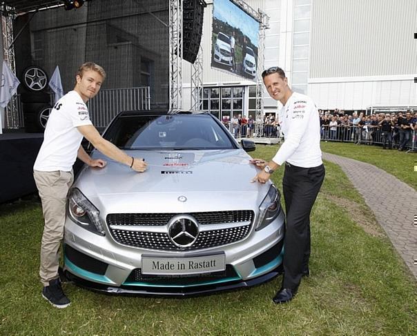 Nico Rosberg und Michael Schumacher beim Werkbesuch. Foto:Auto-Medienportal.Net/Daimler